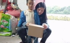 诺米走红不忘家乡小涵娱乐吃瓜,小涵娱乐吃瓜见证友谊